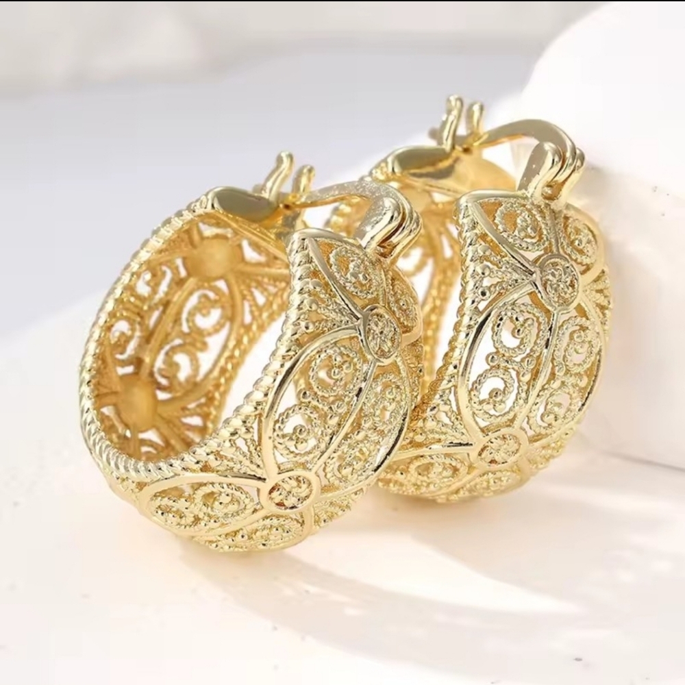 Vintage Style Art Hollow Pattern Gold  Round Elegant Earrings Jewelr